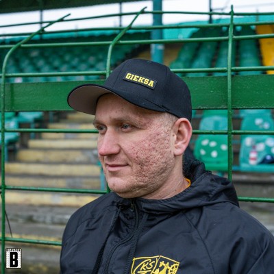 CZARNA CZAPKA Z DASZKIEM GIEKSA